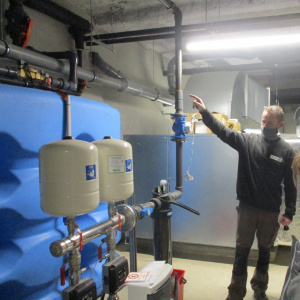 Présentation des récupérateurs d'eau de pluie pour les sanitaires du RDC